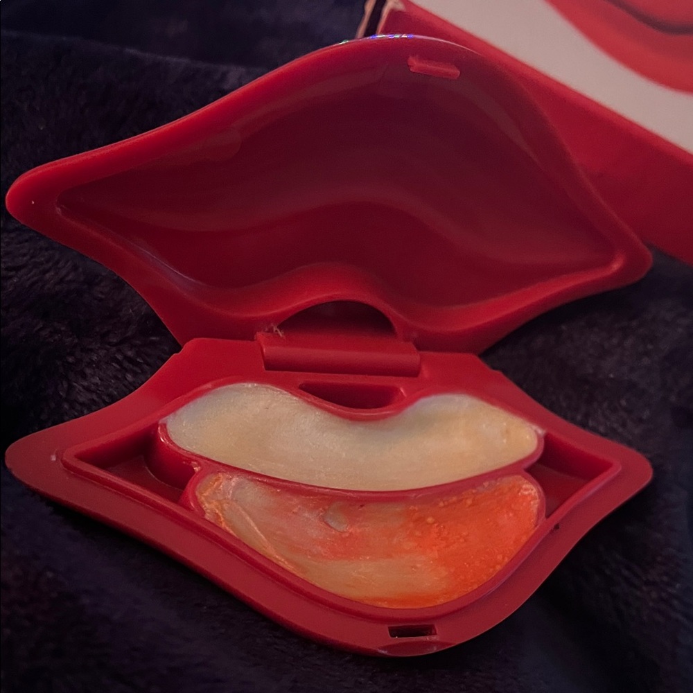 Red Lip-Shaped Compact Mirror - Picture 2 of 4